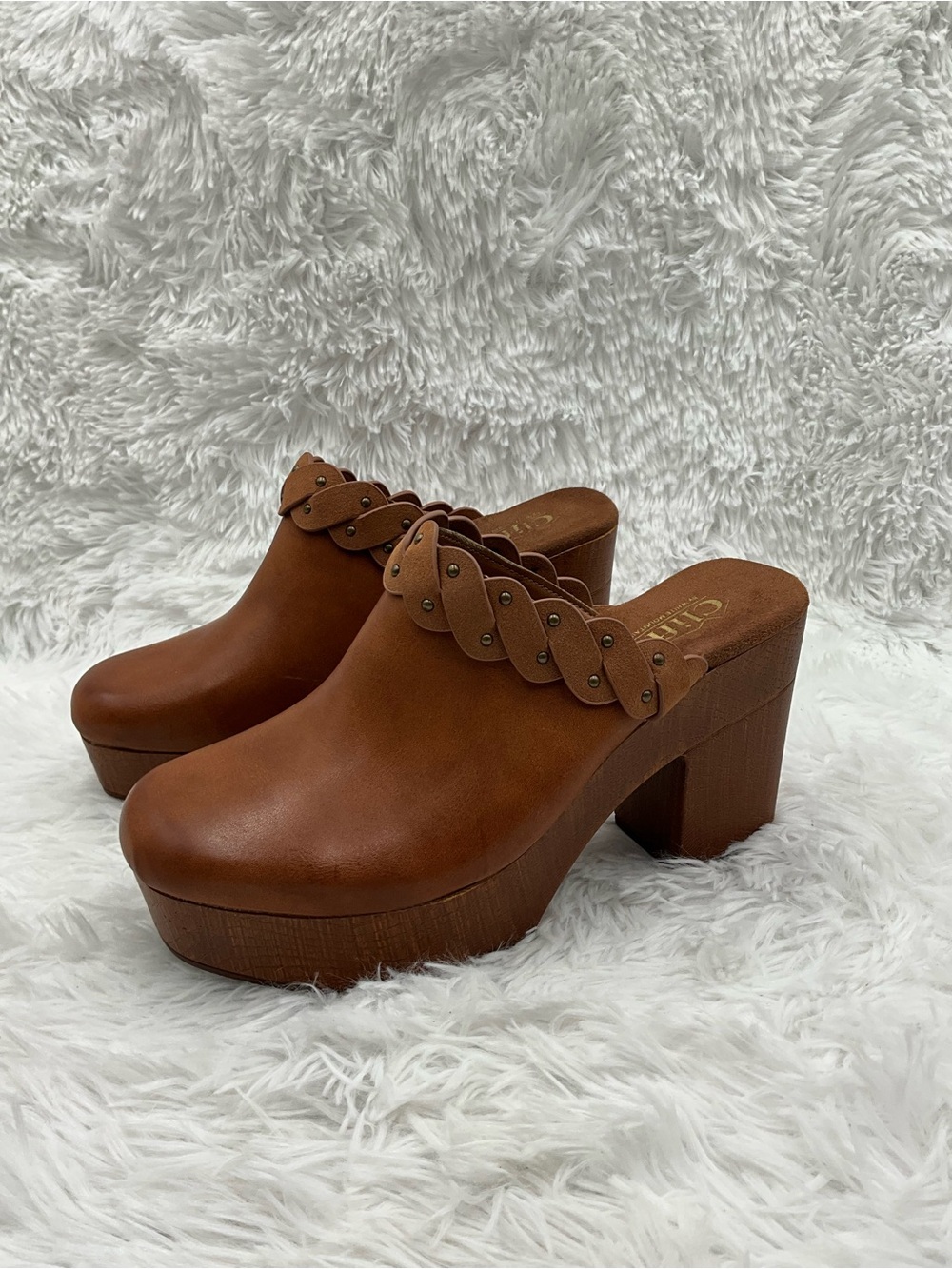 Cliffs by White Mountain Mules Size 8M Tan Brown Platform Clog Scalloped Trim